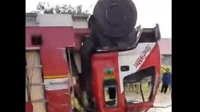 Mobil damkar terbalik saat menuju lokasi kebakaran