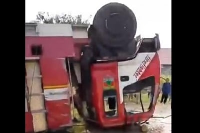 Mobil damkar terbalik saat menuju lokasi kebakaran