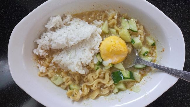 Makan mi instan bersama dengan nasi sebenarnya tak disarankan.
