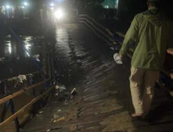 Jembatan Kayu Penghubung Dua Kecamatan di Bandung Ambruk