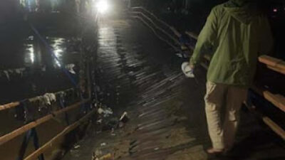 Jembatan apung patah akibat dihantam derasnya aliran Sungai Citarum