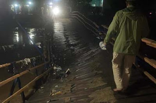Jembatan apung patah akibat dihantam derasnya aliran Sungai Citarum