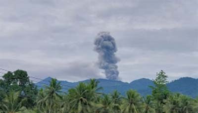 Gunung Dukono Erupsi