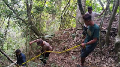 Tim Inafis Polres Ende saat olah TKP di lokasi penemuan kerangka manusia