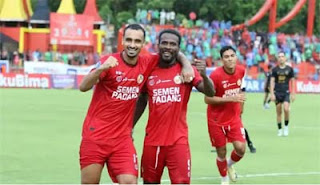 Selebrasi dua pemain Semen Padang FC