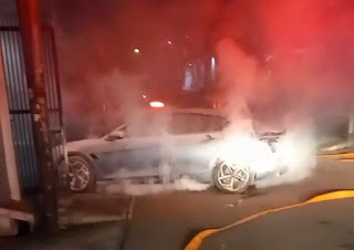 Mobil listrik di Palmerah mengeluarkan asap pada Selasa (13/5)