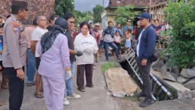 Seorang teknisi salah satu provider WiFi, Tricahyono (55), tewas terjatuh saat memasang jaringan WiFi