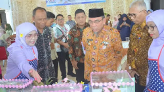 Wawako Maigus Nasir melihat proses lomba pengolahan pangan lokal di Palanta Wali Kota.