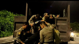 Satpol PP Padang mengamankan sejumlah motor yang terlibat aksi balap liar di kawasan Air Pacah.