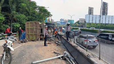 Sebuah truk dengan nomor polisi B 9491 KYW mengalami kecelakaan