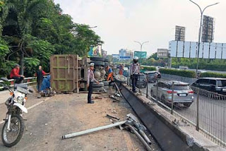 Sebuah truk dengan nomor polisi B 9491 KYW mengalami kecelakaan