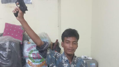 ASJ memeragakan saat dirinya mengacungkan pistol yang ternyata mainan