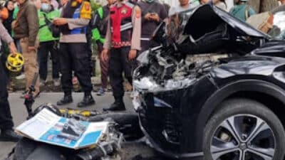 Kecelakaan beruntun melibatkan enam kendaraan