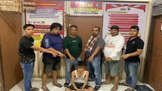 Anggota Satres Narkoba Polres Agam bersama pelaku pengedar sabu-sabu.