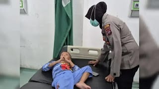 Polwan Polres Padang Panjang beri trauma healing untuk korban bus ALS yang dirawat.