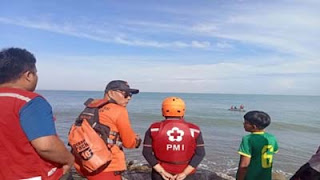 Tim SAR mencari seorang pengunjung yang dilaporkan hilang terseret ombak di Pantai Padang.