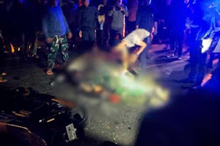 Petugas Kodim dan kepolisian mengevakuasi jenazah.