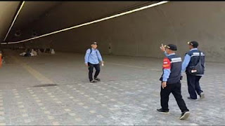 Petugas haji menyisir area jamarat.