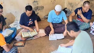 Sejumlah tahanan Polres Agam sedang membaca yasin di ruang tahanan.