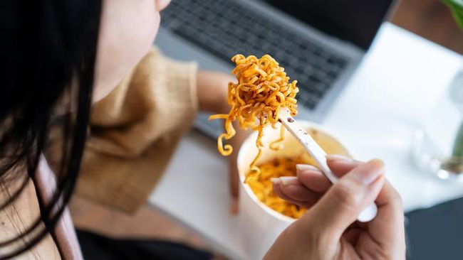 Sah-sah saja mengonsumsi mi instan. Namun ada beberapa makanan yang tidak boleh dimakan bersama mie instan. Apa saja?
