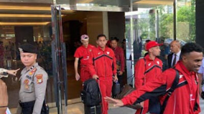 Kapten Timnas Indonesia Jay Idzes keluar hotel menuju bus.