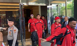 Kapten Timnas Indonesia Jay Idzes keluar hotel menuju bus.