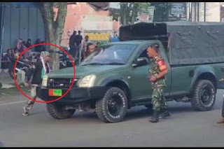 Tangkapan layar oknum ormas GPK terekam menendang mobil dinas TNI.