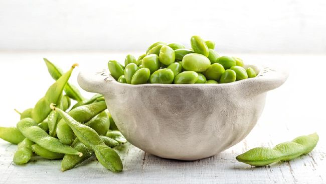 Berikut penjelasan edamame jadi cemilan sehat yang kaya protein dan serat serta baik bagi jantung.