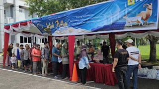 Antusiasme warga Kalimantan Barat saat menukarkan kupon daging kurban dari PT PLN