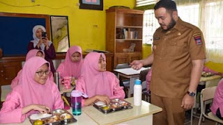 Wali Kota Fadly saat berbincang