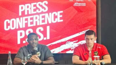 Pelatih Timnas Indonesia Patrick Kluivert bersama pesepak bola Jay Idzes