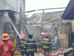 Damkar Padang Kerahkan 5 Armada Padamkan Kebakaran Ruko