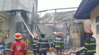 Petugas Damkar Kota Padang padamkan berupaya memadamkan api