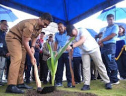 PLN UID Sumbar Tanam Pohon dan Tebar Bibit Ikan Dukung Ekonomi Hijau