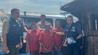 Direktur Reserse Narkoba Polda Sumut perlihatkan barang bukti sabu