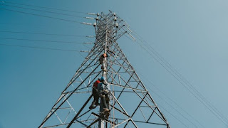 Petugas PLN ketika melakukan pengecekan