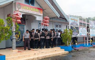 Puluhan personel disiagakan usai belasan napi kabur dari Lapas Kelas IIB Nabire.