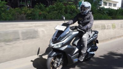 Gunakan HP Saat Berkendara? Ini Sanksi dan Risikonya