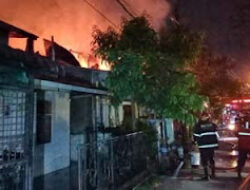 Petugas Padamkan Kebakaran di Permukiman Padat Penduduk