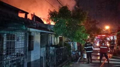 Personil Damkar Padang berjibaku padamkan api di Komplek Cendana Mata Air.