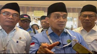 Wakil Menteri Agama Romo HR Muhammad Syafi’i berbincang dengan jamaah calon haji
