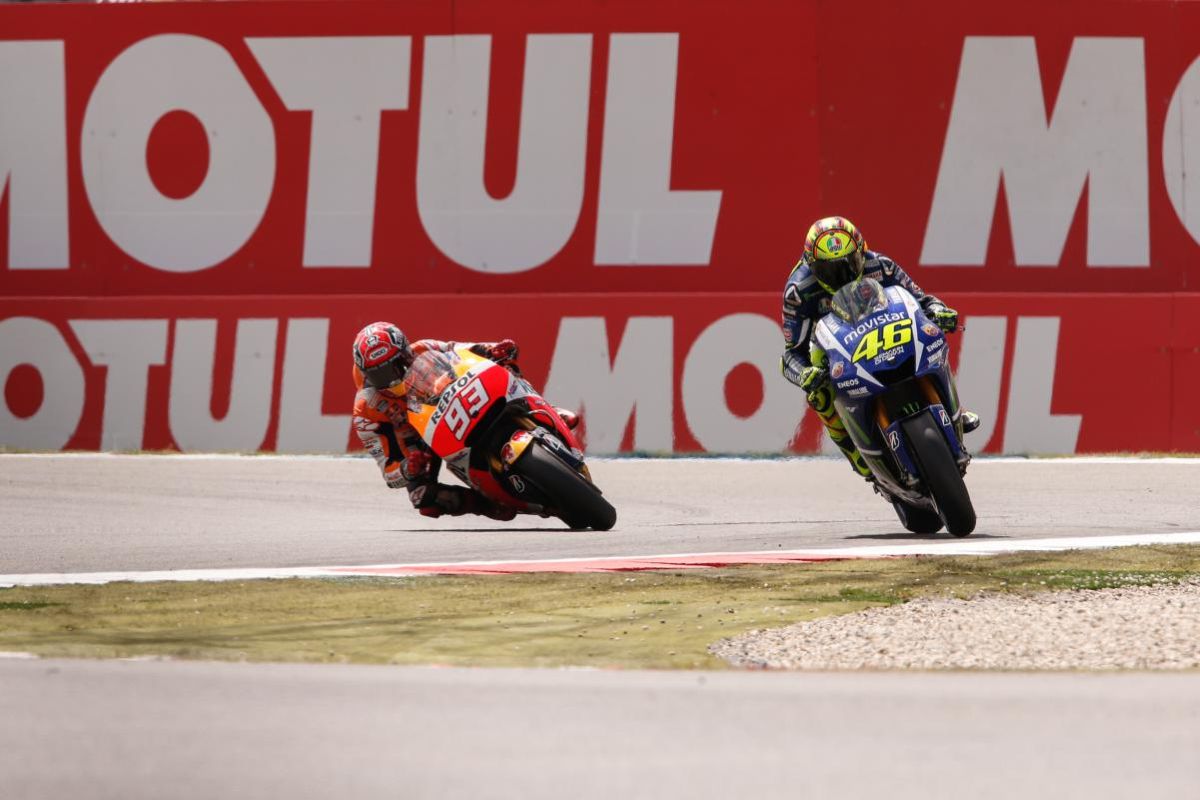 Duel Valentino Rossi vs Marc Marquez di MotoGP Belanda 2015.