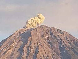 Abu Vulkanik Semeru Terbang 1 Kilometer ke Udara