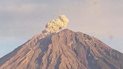 Abu Vulkanik Semeru Terbang 1 Kilometer ke Udara