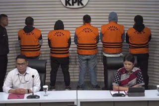 KPK menetapkan lima tersangka buntut OTT di Sumut.