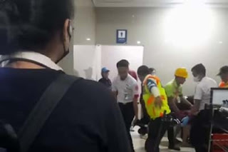 Petugas dari Pos Kesehatan Stasiun Bogor membantu proses persalinan.