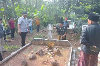 Salah satu makam keramat palsu yang dibongkar di TPU Kamadean.