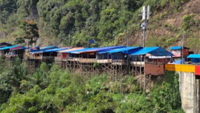 Pedagang di Jembatan Kelok 9