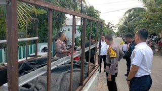 Petugas KAI Sumbar gandeng polisi untuk mengamankan barang bukti rel yang dicuri.