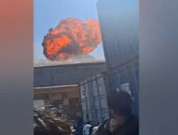 Gudang Kimia Terbakar di Surabaya, Api Dipicu Korsleting